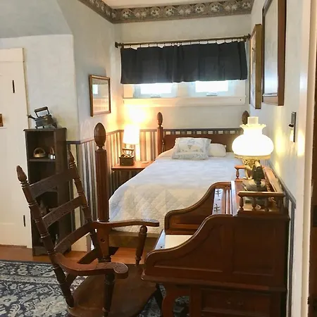 Old Iron Inn Bed And Breakfast Caribou Exterior photo